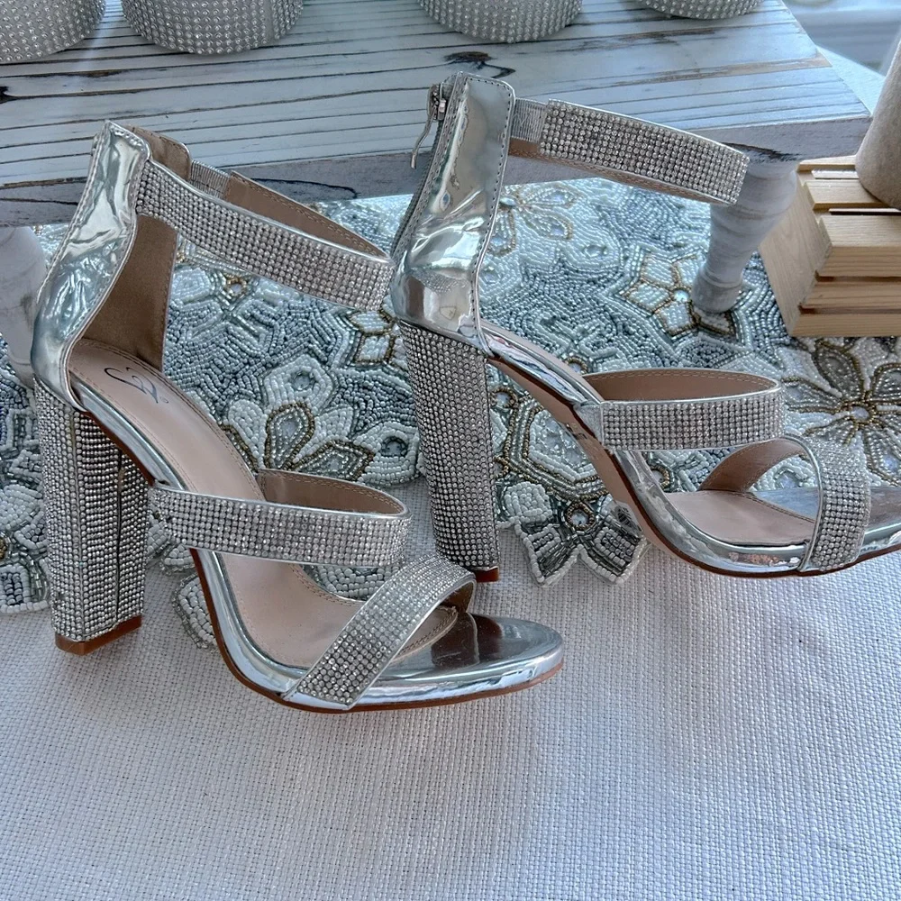 Beautiful Windsor Rhinestone studded Heels size 7 1/2 - Picture 4 of 5